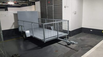 נגרר תפעולי לפינוי ארגזי כביסה, זבל